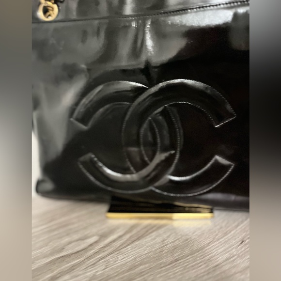 Chanel Black Parent Leather Shoulder Bag with CC logo - Picture 10 of 15